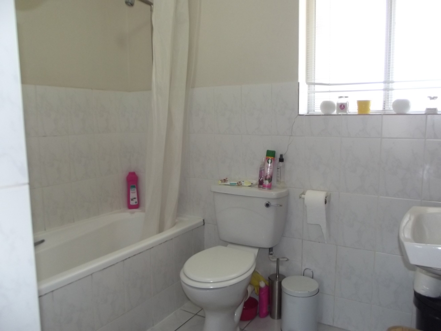 To Let 1 Bedroom Property for Rent in Churchill Estate Western Cape